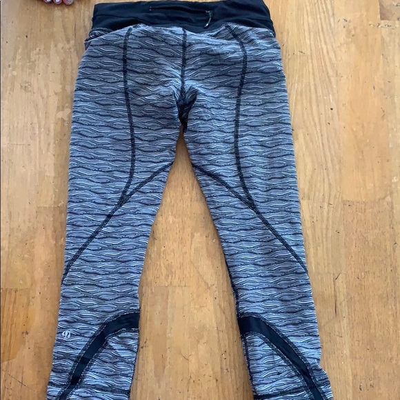 Lululemon cropped leggings - Picture 2 of 3